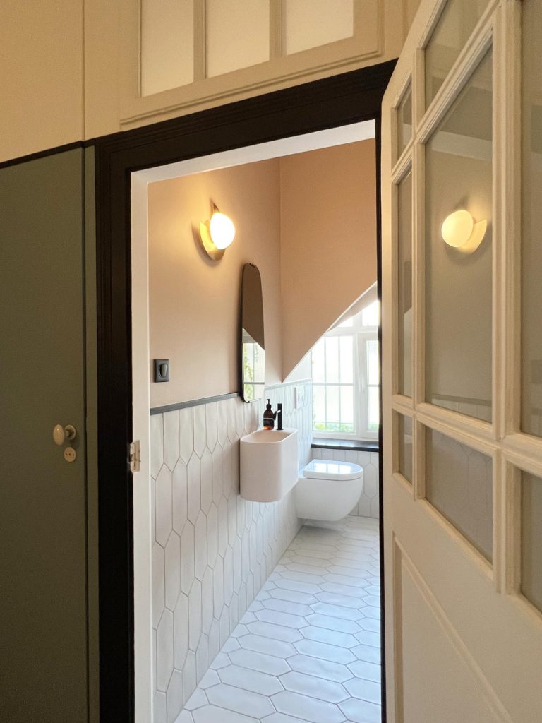 Sanitaires lumineux avec soubassement carrelage blanc hexagonal