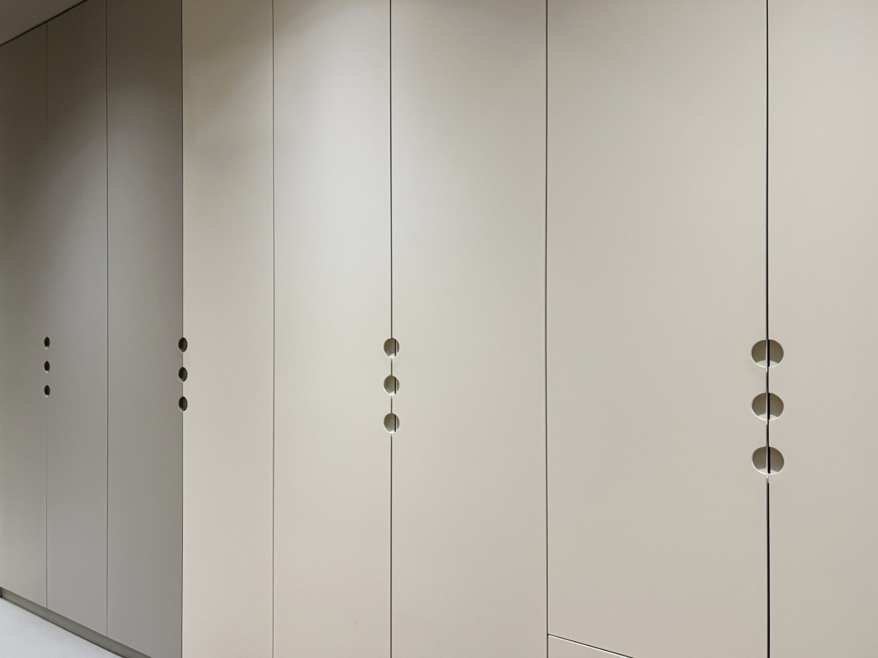 Façades de placards avec prise en main