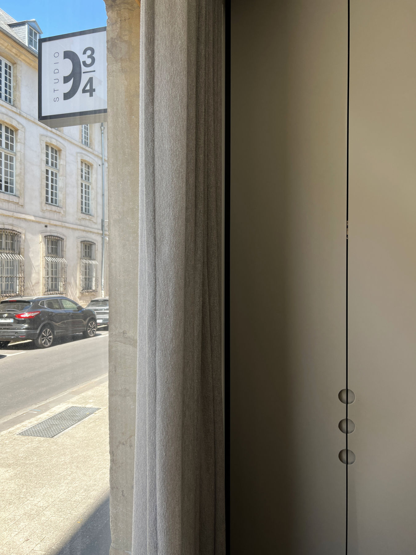 Détail enseigne studio 9 3/4 vue depuis l'intérieur