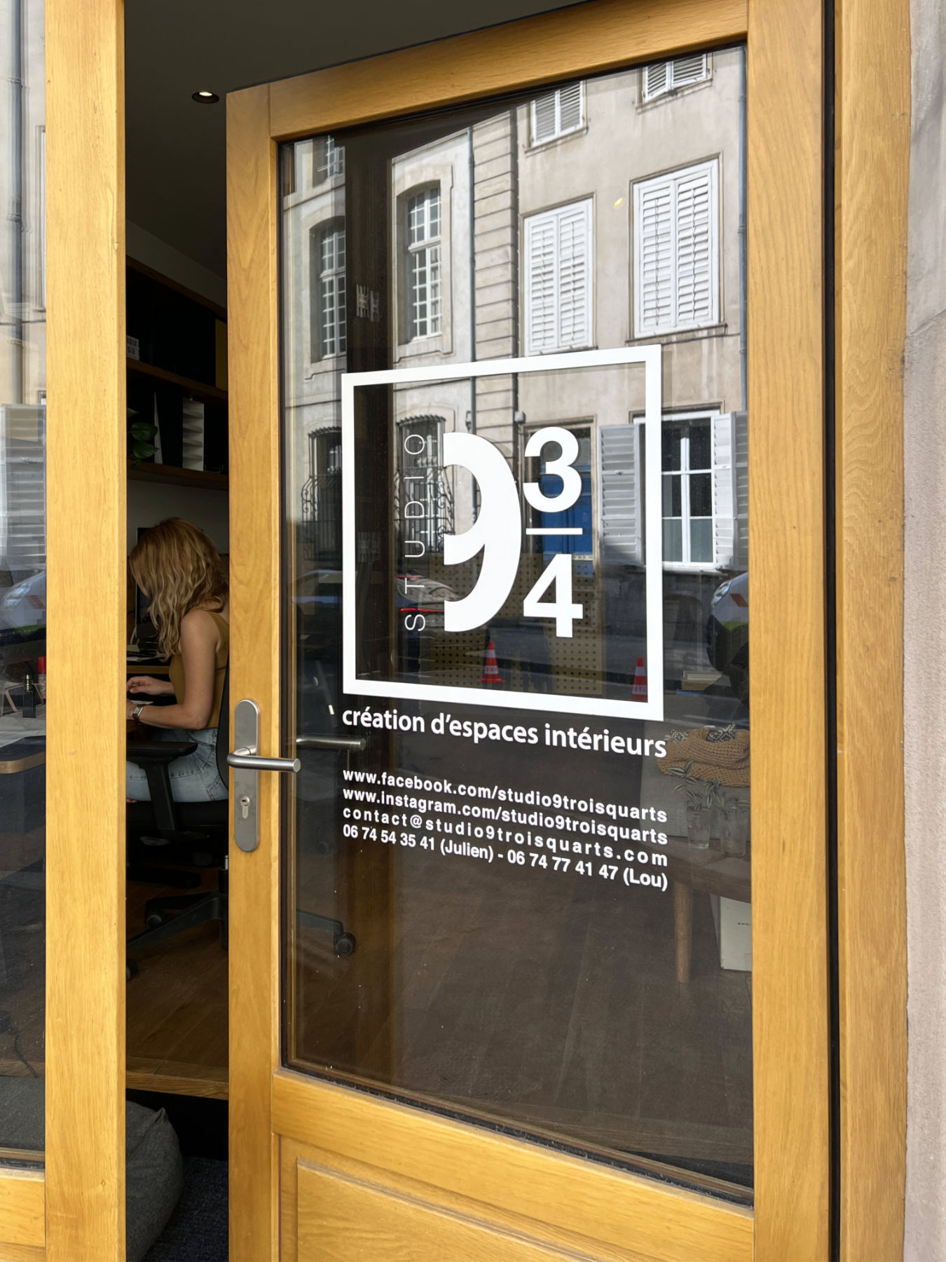 Porte d'entrée vitrée agence studio 9 3/4