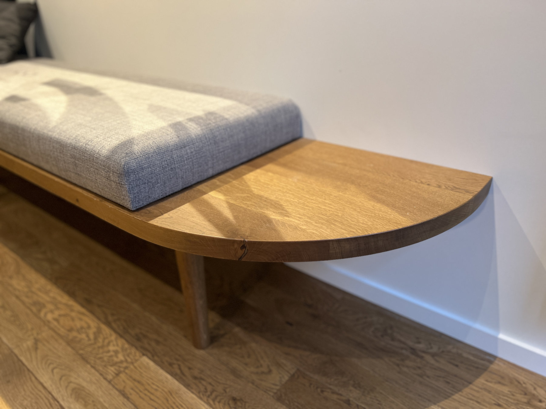 Détail sur banc en bois avec assise tissus