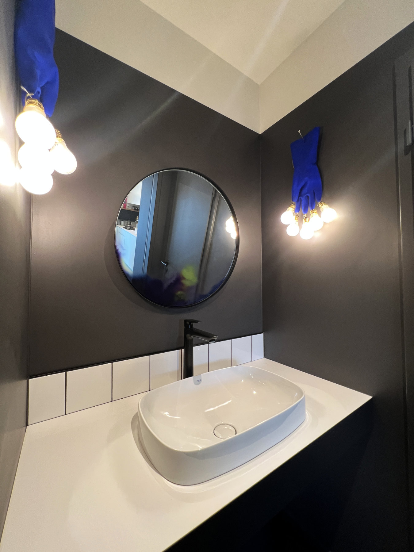 lave main avec appliques en forme de gant
