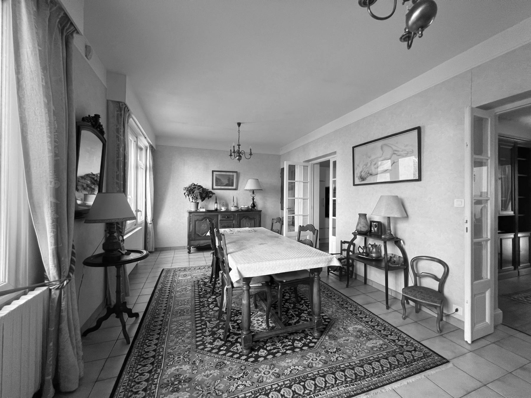 vue sur une ancienne salle à manger avec grande table centrale