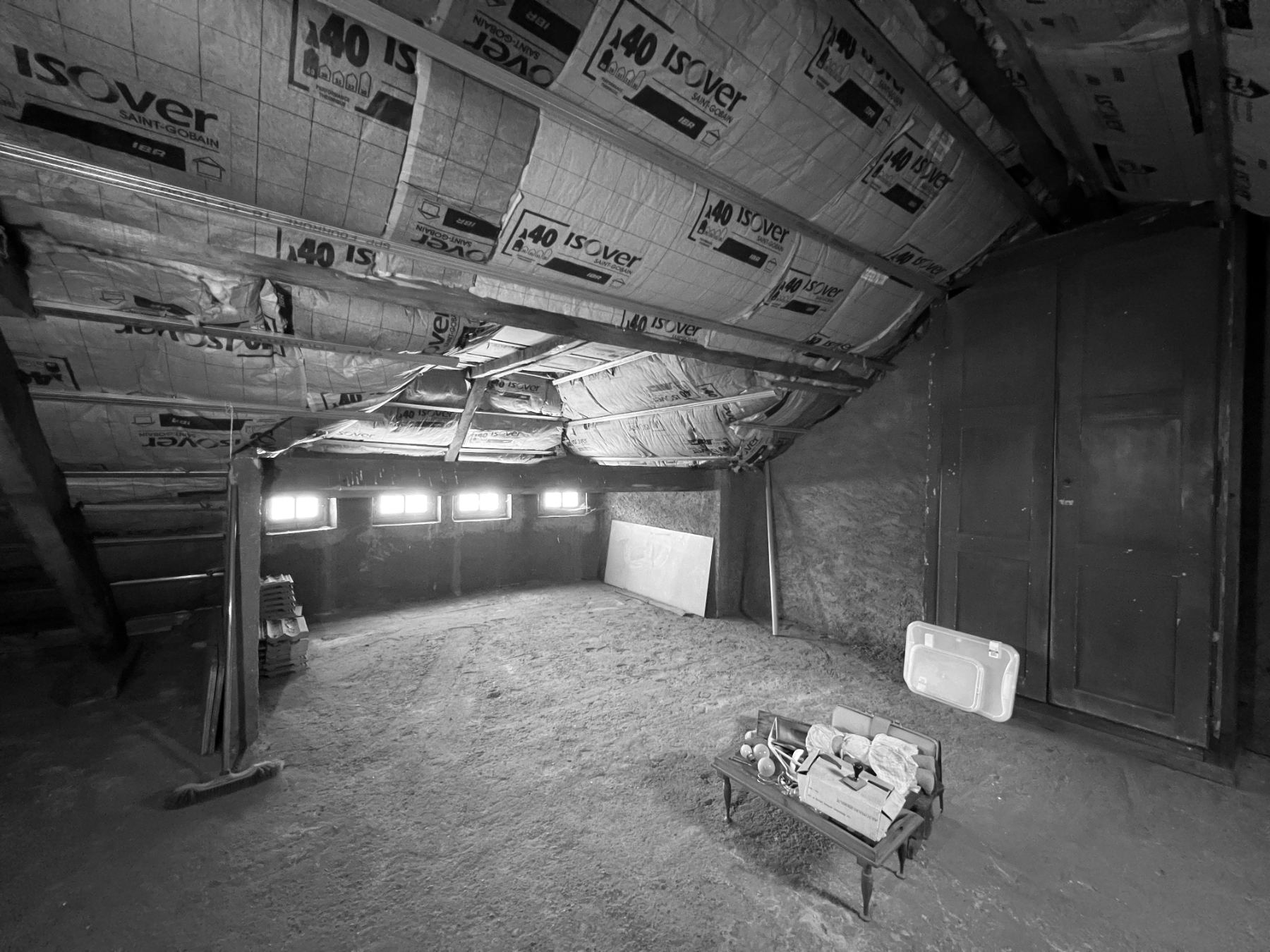 espace sombre dans combles non aménagés