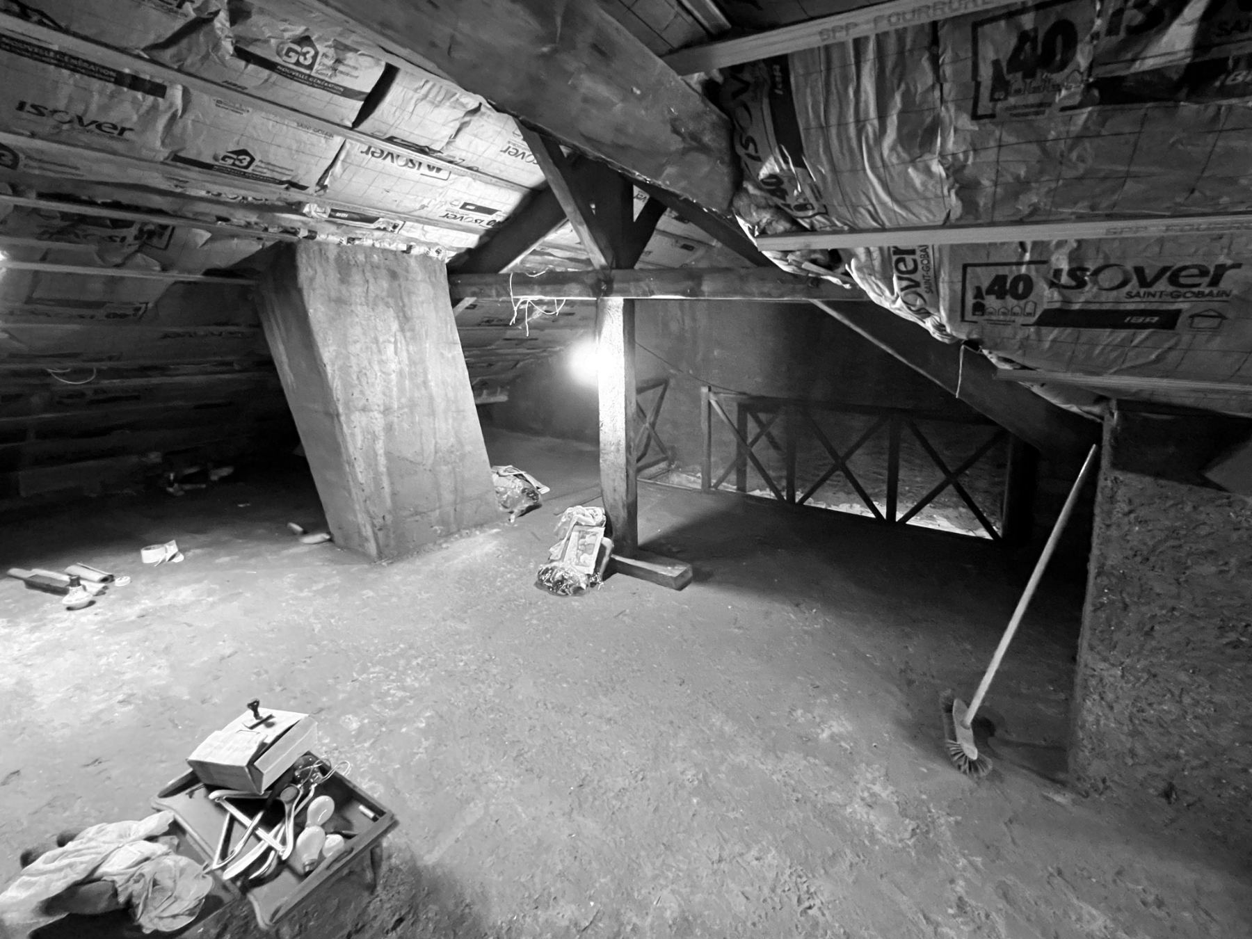 espace sombre dans combles non aménagés
