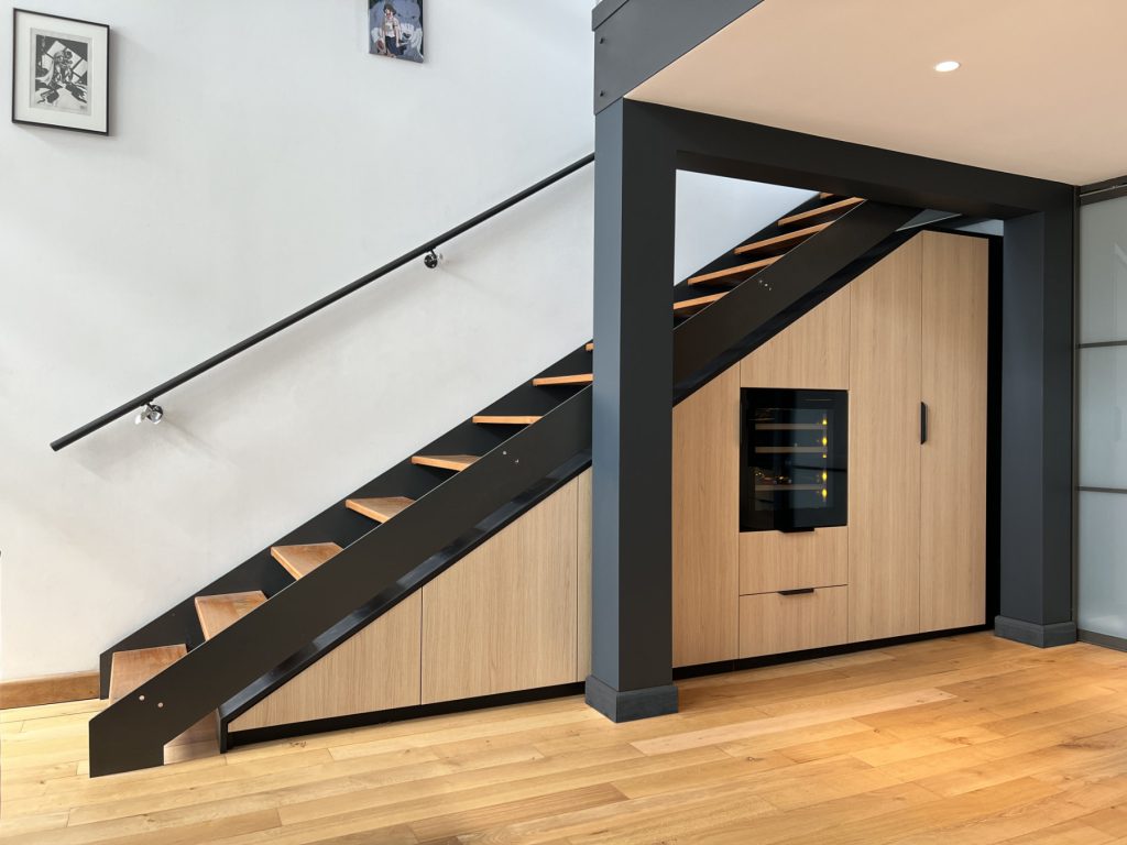 escaliers avec placards bois en dessous et cave à vin intégrée