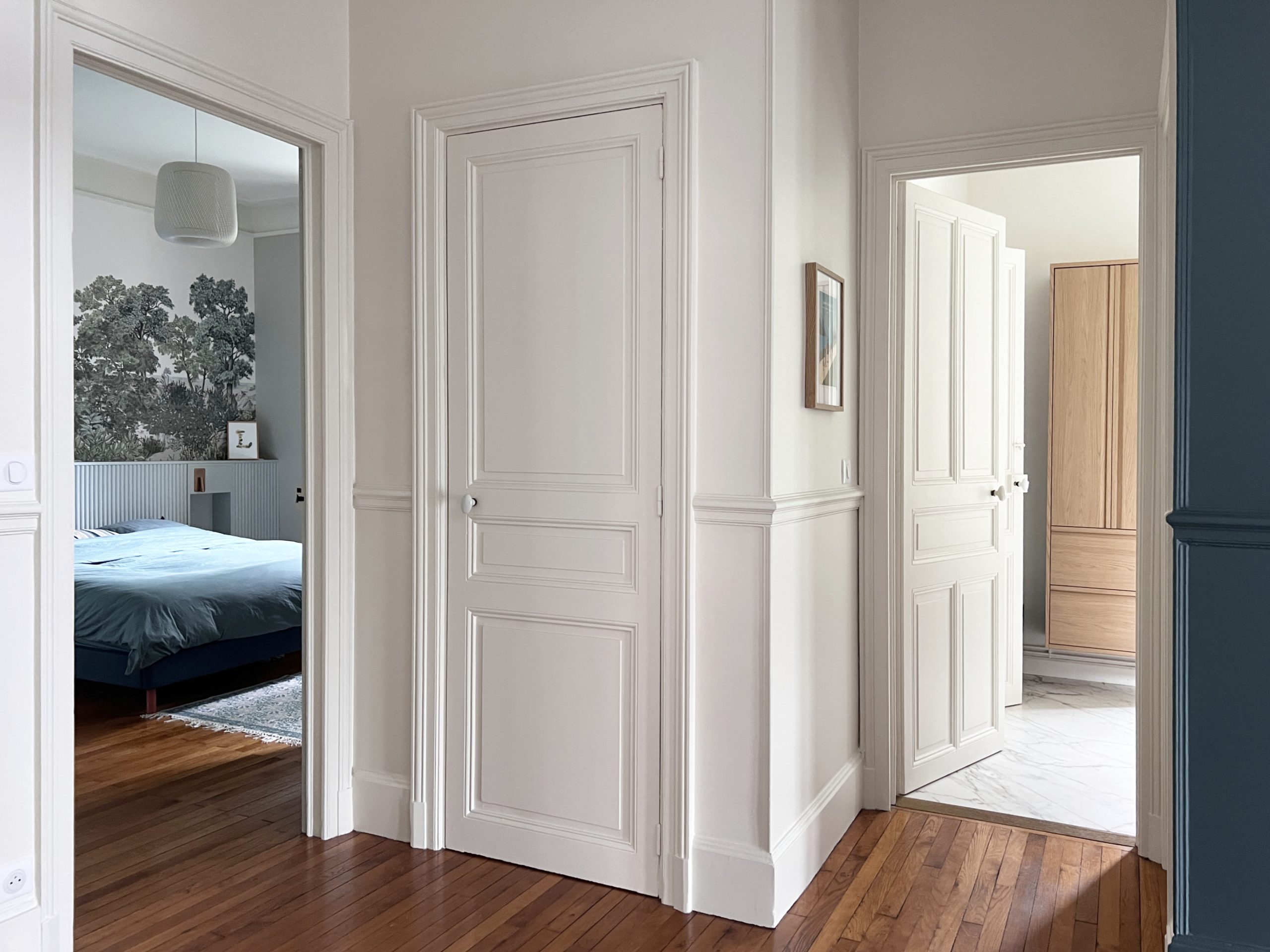 palier d'une maison avec chambre et salle de bain en arrière plan